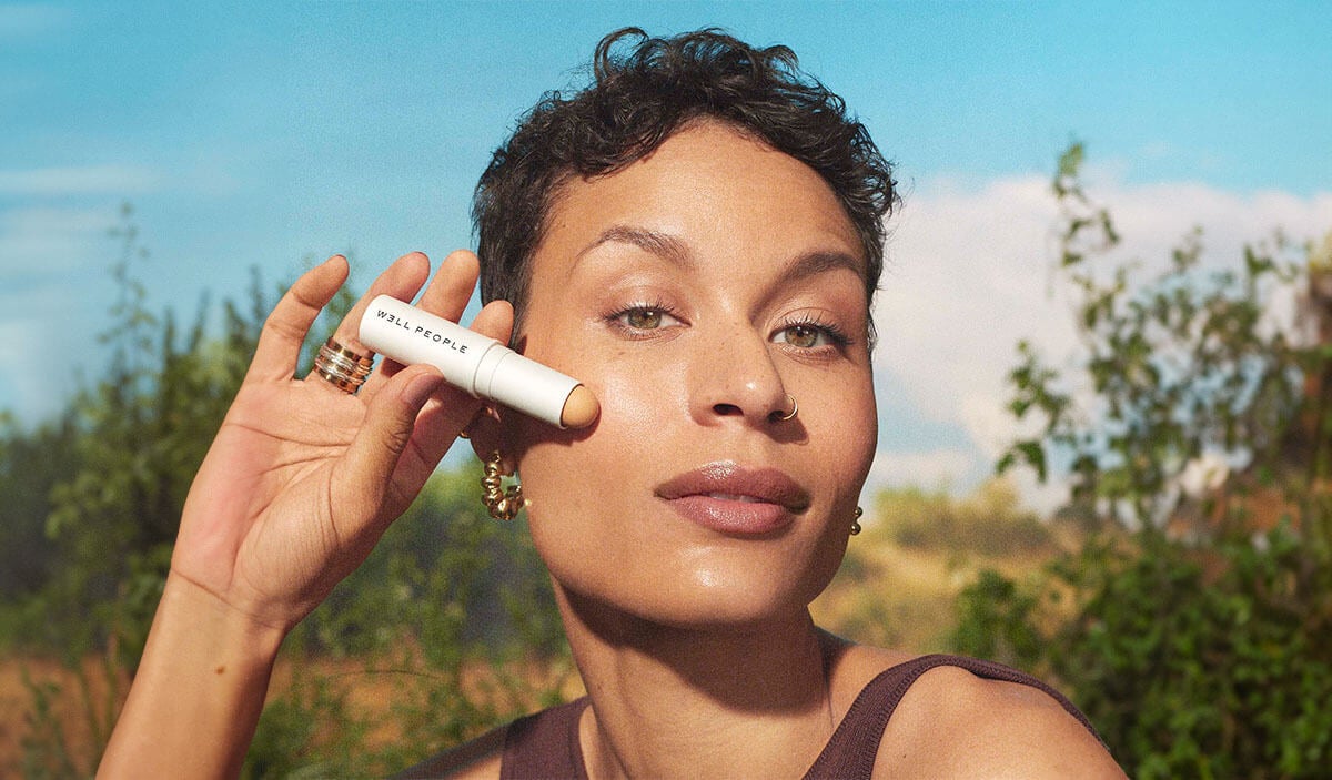 Woman holding non-comedogenic makeup